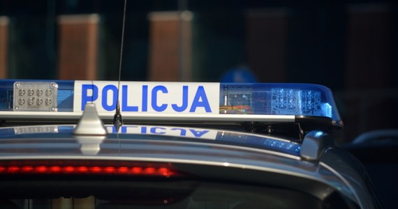 ​Dwóch funkcjonariuszy trafiło do szpitala po tym, jak radiowóz, którym jechali zderzył się z samochodem osobowym. Do zdarzenia doszło wieczorem w miejscowości Święciechowa (woj. wielkopolskie). Policjanci jechali na sygnale do wypadku drogowego. 