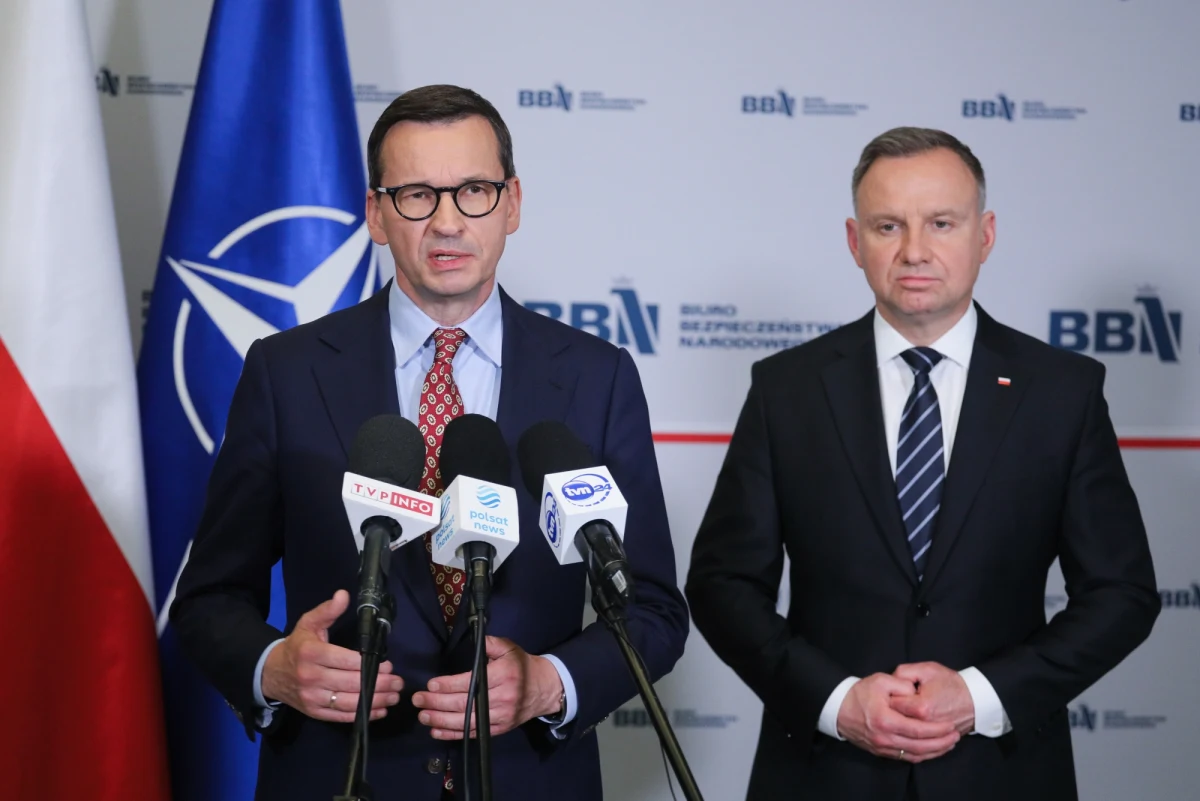 "Wszystko wskazuje na to, że następuje deeskalacja w Rosji, absolutnie nie ma w tej chwili żadnego podwyższonego zagrożenia dla Polski, nie zarządzamy podwyższenia stopnia gotowości naszych wojsk, ale czujność jest cały czas zachowywana" - powiedział po zakończeniu narady w Biurze Bezpieczeństwa Narodowego prezydent Andrzej Duda. Z kolei premier Mateusz Morawiecki przyznał, że mogą pojawić się dodatkowe napięcia na granicy z Białorusią.