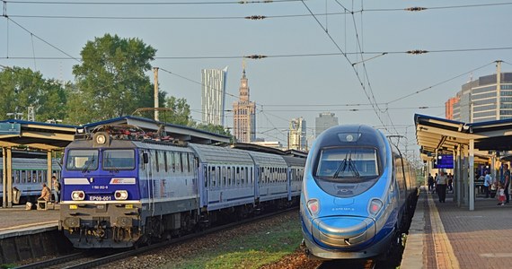 Kolejarze rozpoczynają kolejny etap prac przy przebudowie i modernizacji stacji Warszawa Zachodnia. Od dziś ( niedziela) do 2 września zamknięta zostanie podmiejska linia średnicowa. Zmienią się rozkłady jazdy pociągów Szybkiej Kolei Miejskiej linii S1 i S20 oraz Kolei Mazowieckich.
