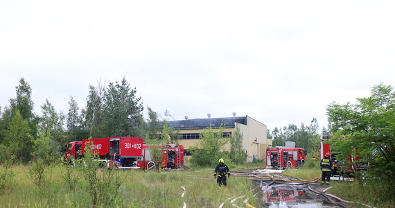 Pięć zastępów strażaków wciąż kontroluje i dozoruje miejsce wczorajszego pożaru w Kaczycach w powiecie cieszyńskim w Śląskiem. Jak informowaliśmy paliło się składowisko odpadów w starej lokomotywowni na terenie dawnej kopalni Morcinek.