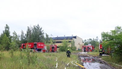 Pożar starej lokomotywowni koło Cieszyna. Strażacy wciąż dozorują to miejsce 