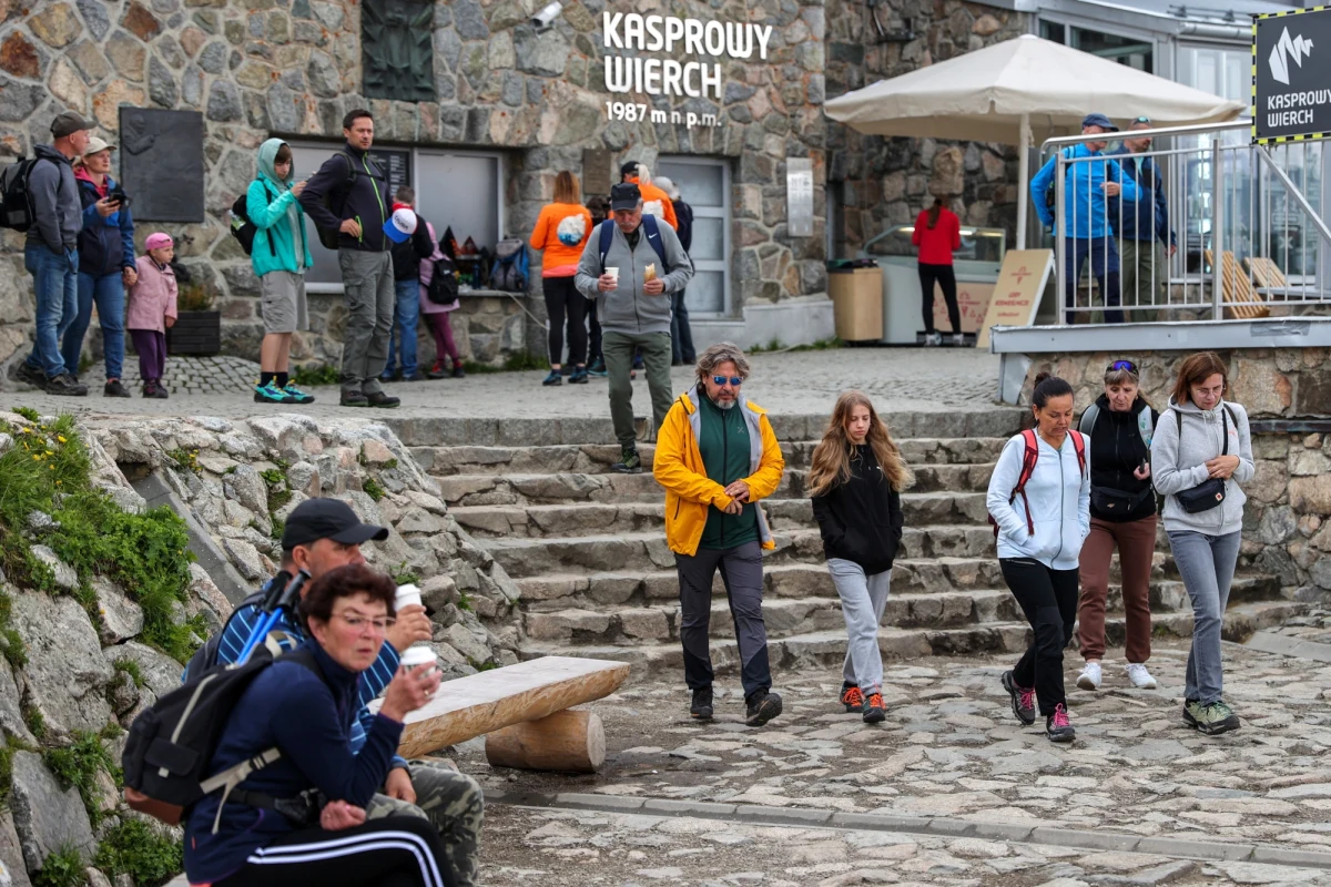 Od lipca do końca wakacji kolejka linowa na Kasprowy Wierch będzie kursowała od godz. 7 do godz. 21. Turyści, którzy wyjadą na szczyt, będą mogli bez dodatkowych opłat zjechać i wjechać koleją krzesełkową na Hali Gąsienicowej – informują Polskie Koleje Linowe.