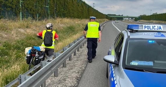 Policjanci z Pabianic ( Łódzkie) zatrzymali 75-letniego rowerzystę, który mimo zakazu jechał jednośladem po drodze ekspresowej S14. Mężczyzna wyjaśnił, że zgubił drogę, wracając z Elbląga do Rybnika.