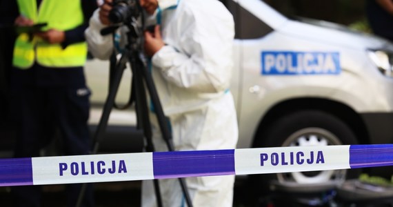 W sobotni poranek w centrum Katowic przypadkowi przechodnie znaleźli ciało 17-latka. Przyczyny śmierci młodego mężczyzny nie są jeszcze znane. Wyjaśniają je prokuratura i policja.