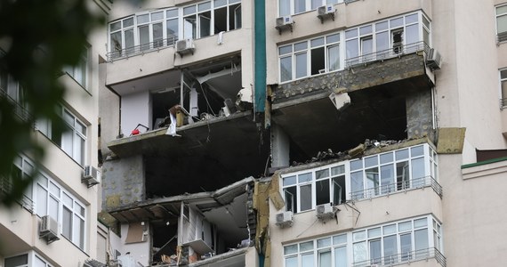 Szef ukraińskiego wywiadu wojskowego twierdzi, że rosyjskie plany ataku terrorystycznego w elektrowni atomowej w Zaporożu są już w pełni dopracowane. Według Kyryło Budanowa sytuacja nigdy nie była tak poważna jak teraz. Do pięciu wzrosła liczba ofiar śmiertelnych w wieżowcu w Kijowie - poinformował mer stolicy Ukrainy. W nocy w 24-piętrowy blok mieszkalny trafiły odłamki rosyjskiej rakiety. W ostatnich dniach siły ukraińskie wznowiły poważne operacje ofensywne przeciwko rosyjskim wojskom na trzech głównych kierunkach w południowej i wschodniej części Ukrainy - przekazało brytyjskie ministerstwo obrony. Kolaboranci, którzy mają rosyjskie paszporty, "ewakuują się” z okupowanego obwodu chersońskiego na Krym – powiadomił rano sztab generalny ukraińskiej armii. W komunikacie po raz kolejny poinformowano o tworzeniu przez armię rosyjską nowych szpitali dla wojska na zajętych terenach Ukrainy. Według sztabu armia przeciwnika ponosi duże straty zarówno pod względem ludzi, jak też broni i sprzętu wojskowego. Niedziela jest 487. dniem rosyjskiej inwazji na Ukrainę. Najważniejsze informacje zebraliśmy w naszej relacji z 25 czerwca 2023 roku.