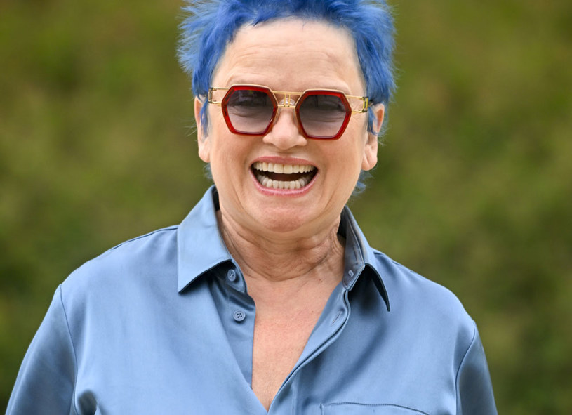 Katarzyna Figura była jedną z aktorek, które w Ogrodzie Krasińskich wzięły udział w literackim pikniku Imieniny Jana Kochanowskiego. Gwiazda zaskoczyła zebranych nowym kolorem fryzury. O tym, dlaczego przefarbowała się na błękit, wyjaśniła na Instagramie.