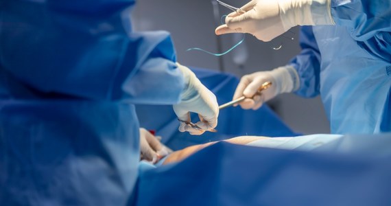 W poniedziałek chirurdzy z Wojewódzkiego Specjalistycznego Szpitala Dziecięcego w Olsztynie zoperują 15-letnią Cristinę z Angoli. Usuną jej olbrzymi guz z żuchwy i zrekonstruują ten narząd z jej własnej z kości strzałkowej.