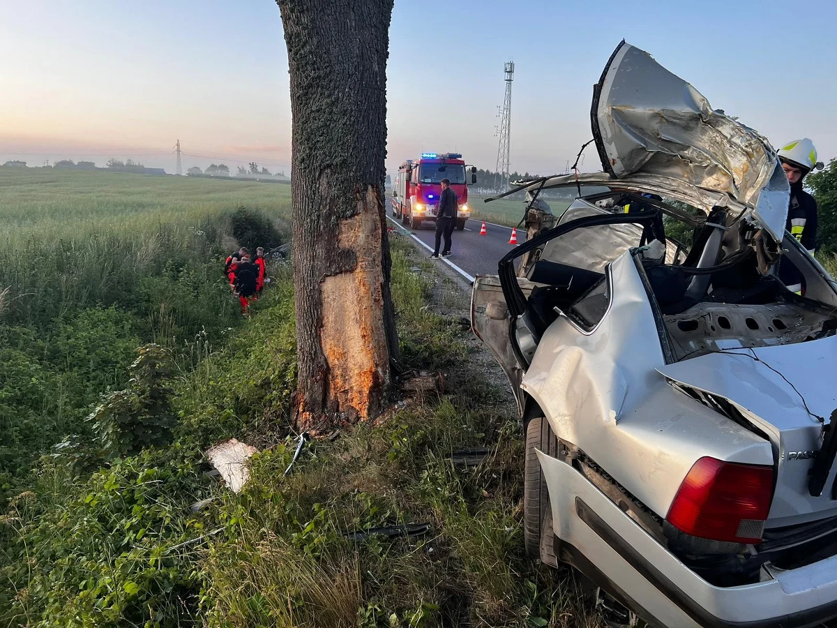 19-latek zginął w wypadku drogowym, do którego doszło w niedzielę o czwartej nad ranem na trasie Gnieżdżewo - Łebcz w powiecie puckim. Volkswagen passat prowadzony przez młodego mężczyznę, pękł na pół po uderzeniu w drzewo.
