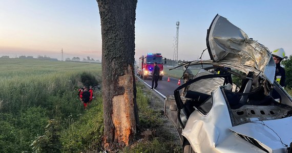19-latek zginął w wypadku drogowym, do którego doszło w niedzielę o czwartej nad ranem na trasie Gnieżdżewo - Łebcz w powiecie puckim. Volkswagen passat prowadzony przez młodego mężczyznę, pękł na pół po uderzeniu w drzewo.