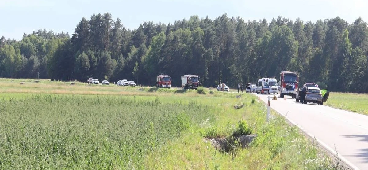 Dwóch policjantów i czwórka pasażerów samochodu osobowego zostali przetransportowani do szpitala, po tym jak za miejscowością Sokoły na Podlasiu doszło do zderzenia policyjnego radiowozu chroniącego kolumnę rządową z samochodem osobowym. Według nieoficjalnych informacji RMF FM kolumną podróżował premier.