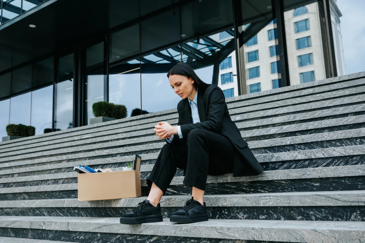 8 na 10 pracujących kobiet zostanie dotkniętych zmianami, jakie wywoła rozwój sztucznej inteligencji. AI zagrozi też mężczyznom, ale - zdaniem badaczy ze Stanów Zjednoczonych - ich przyszłość na rynku pracy rysuje się lepiej. Jakie stanowiska pracy będą najbardziej narażone na likwidację w związku z inwestycjami w sztuczną inteligencję?