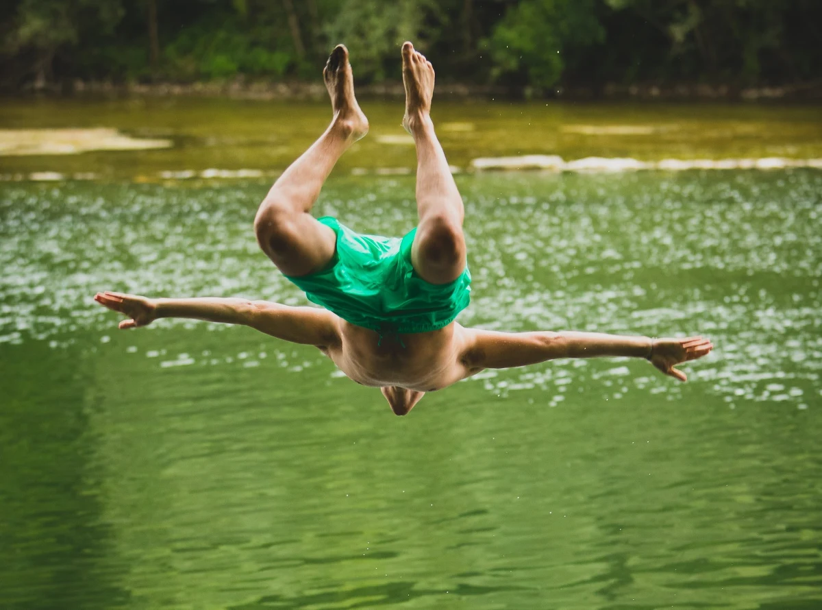 60-latek skoczył "na główkę" do Jeziora Pławniowickiego w sobotę. Pomimo, że mężczyzna wypłynął o własnych siłach to narzekał na ból kręgosłupa. Okazało się, że złamał kregosłup.