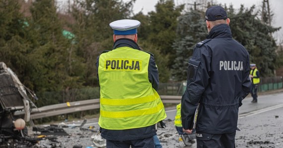 Dwie osoby zginęły a trzy zostały ranne w wypadku na drodze wojewódzkiej 737 Kozienice - Pionki w woj. mazowieckim, gdzie motocykl czołowo zderzył się samochodem osobowym.