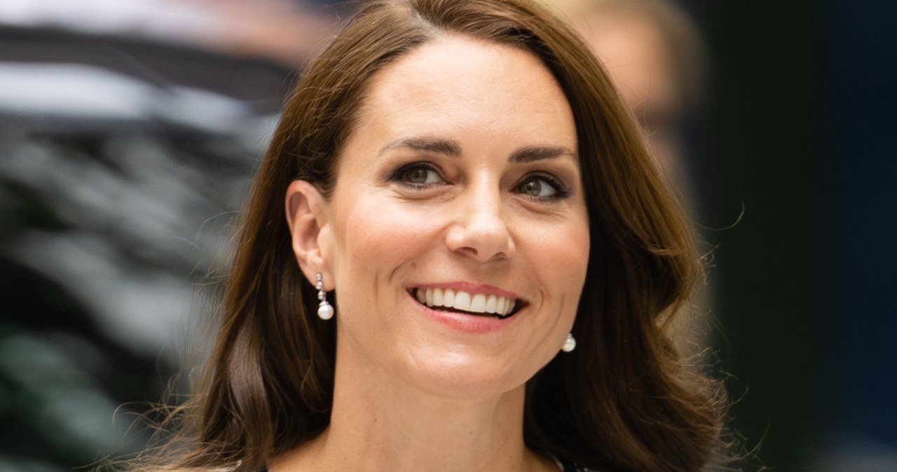 Księżna Kate Middleton w niezwykle krótkiej spódniczce gra w tenisa z  Rogerem Federerem - pomponik.pl