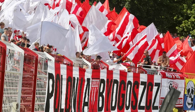 Idą po marzenia, a stadion w ruinie. Kibice mają dość