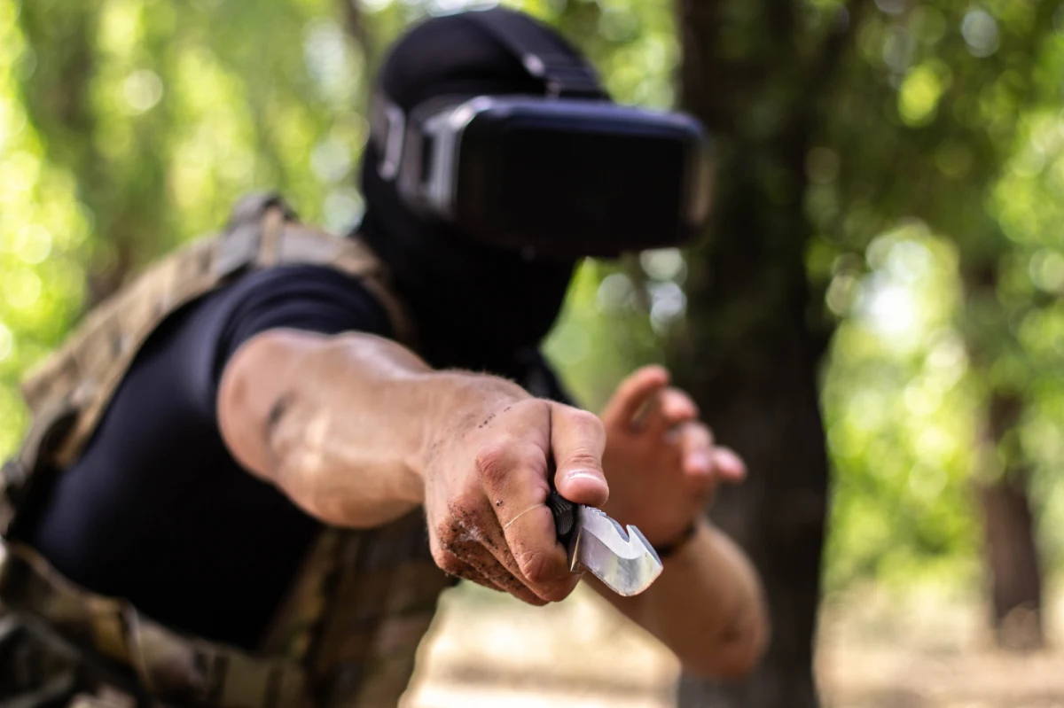 ​Dziewięciu mężczyzn w kaskach i kominiarkach oraz z bronią w ręku wpadło do domu mieszkańca okolic Turynu, związało go i skneblowało, a następnie wrzuciło do samochodu i wywiozło w nieznanym kierunku. Wydarzenie to wywołało panikę wśród sąsiadów, którzy wezwali siły bezpieczeństwa. Okazało się, że komando napastników to grupa przyjaciół, którzy postanowili uczcić wieczór kawalerski kolegi organizując "atak terrorystów".