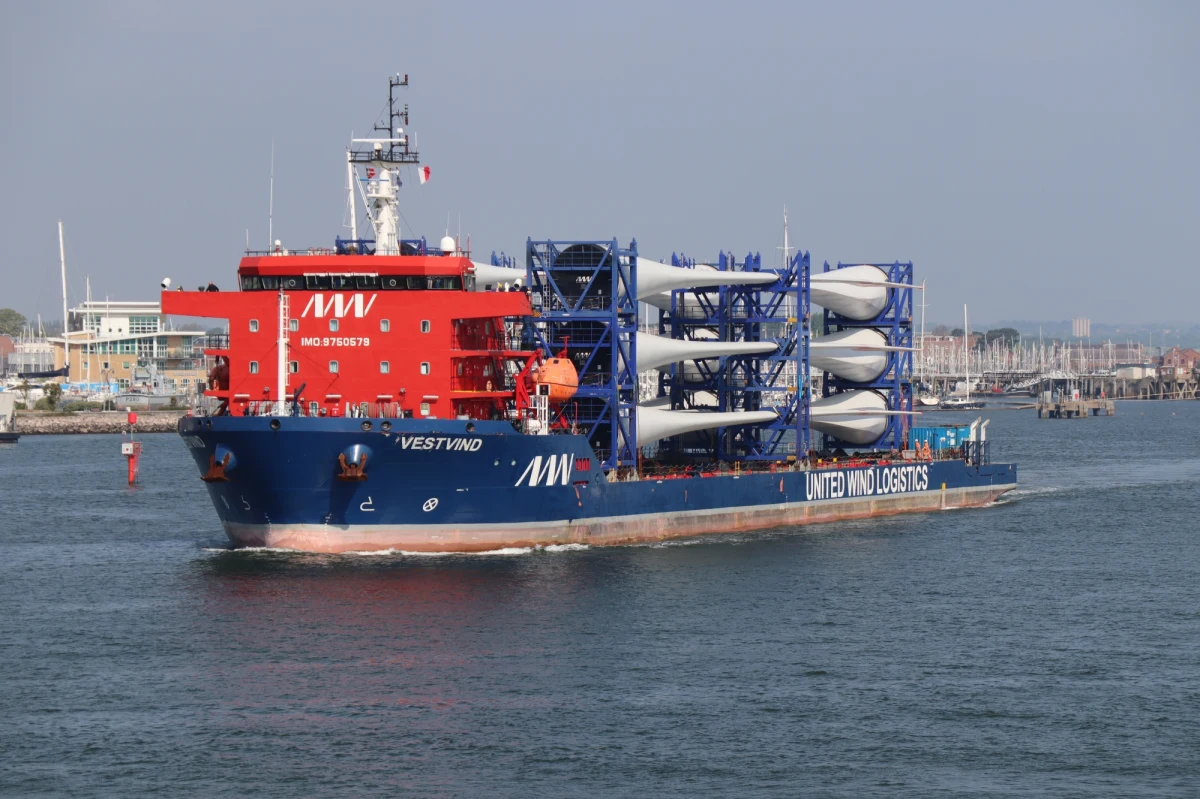 Nielegalni pasażerowie z Syrii, którzy sterroryzowali załogę statku płynącego pod banderą Portugalii, mogli być powiązani z grupą przestępczą. Jednostka, którą uwolniły od zagrożenia portugalskie siły specjalne, kieruje się do Polski.