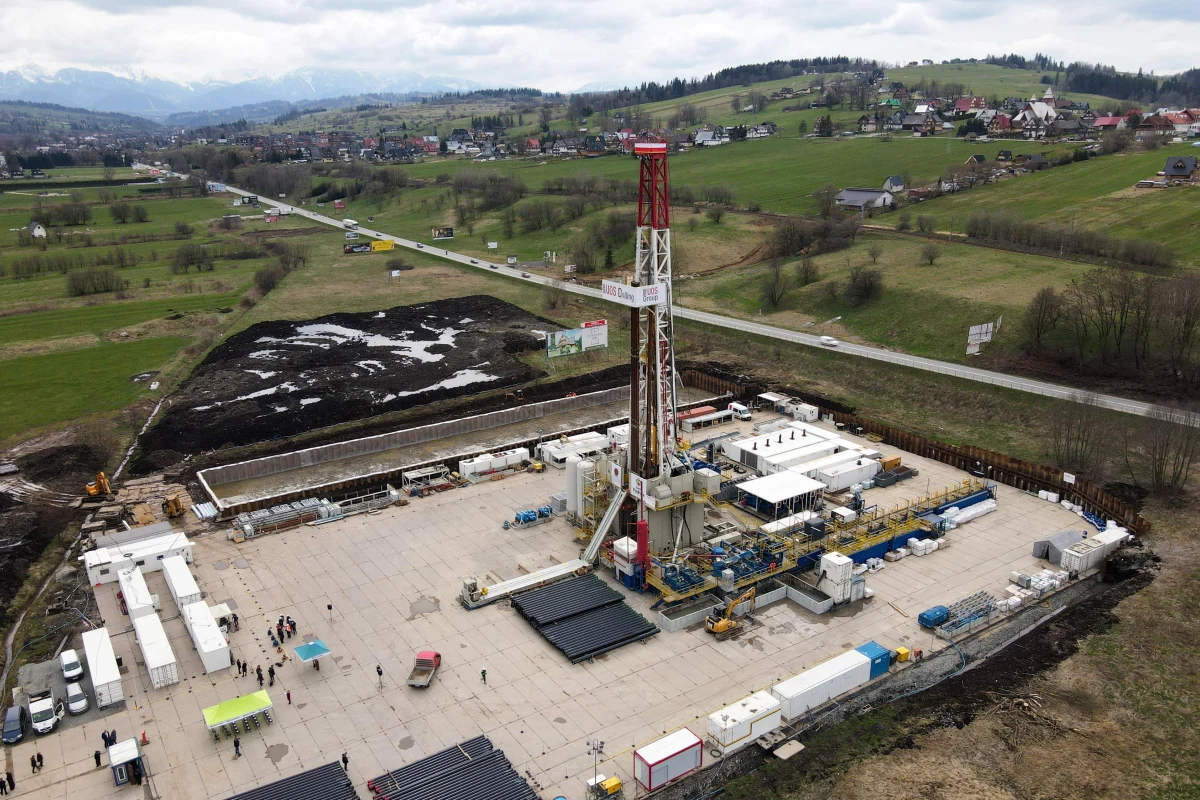 Powstający w Szaflarach najgłębszy w Polsce geotermalny odwiert ma już ponad 2260 m głębokości – przekazał PAP wójt gminy Szaflary Rafał Szkaradziński. Docelowo odwiert ma osiągnąć głębokość 7 km.