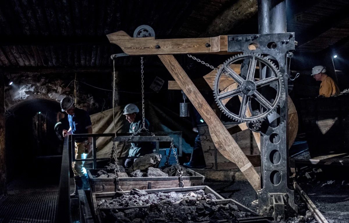 Muzeum Górnictwa Węglowego uruchamia od dziś trasę "Podziemna podróż w czasie" w liczących sobie ponad 200 lat podziemiach Sztolni Królowa Luiza. "Opowiemy Ci o czasach, kiedy to co znajduje się dookoła Ciebie obecnie na powierzchni wyglądało zupełnie inaczej! Dowiesz się, jak rewolucja przemysłowa wpłynęła na życie zwykłych ludzi i poznasz historię, która zmieniła życie milionów" - zachęca muzeum. 