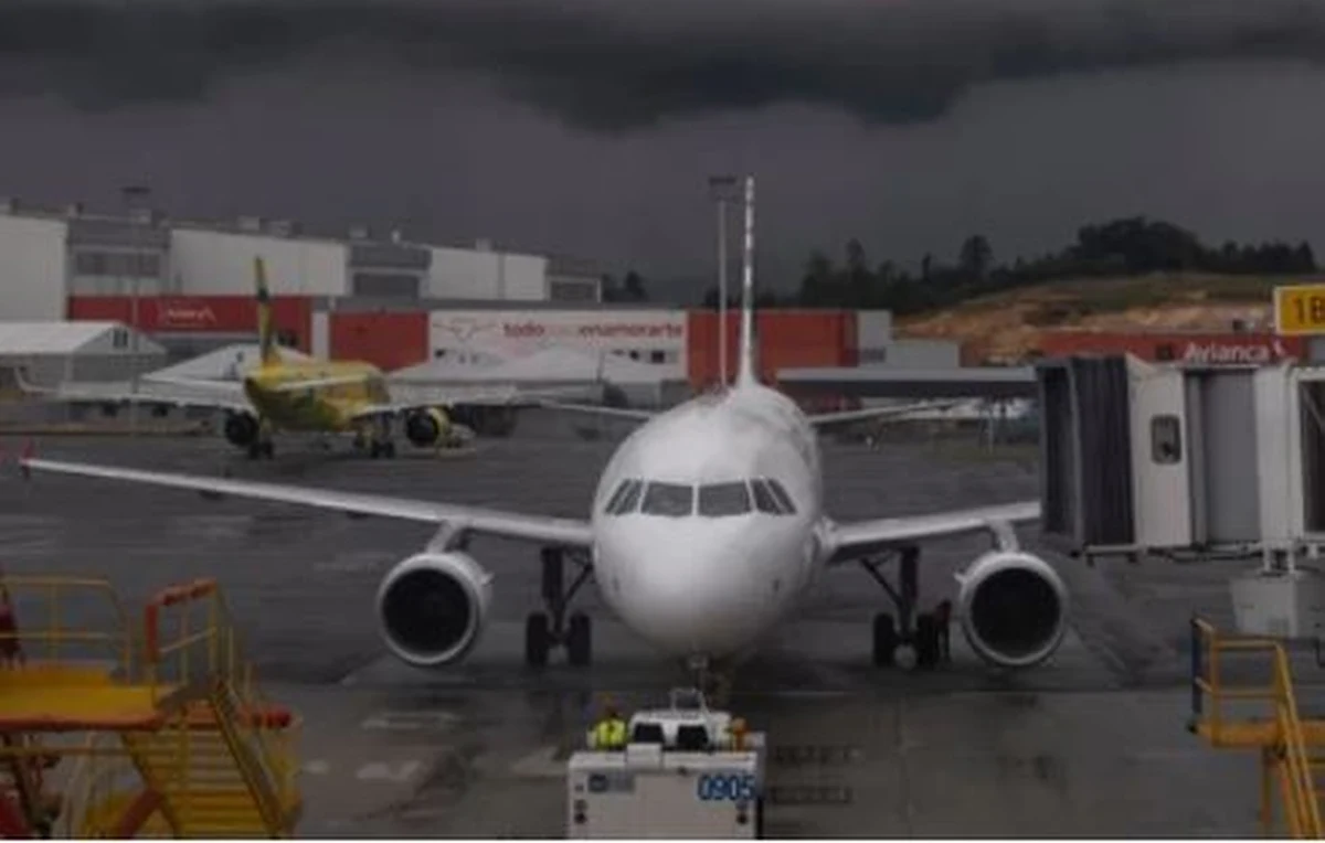 ​Setki lotów, m.in. z Nowego Jorku i Waszyngtonu, zostało opóźnionych lub odwołanych w niedzielę wieczorem z powodu burz i awarii systemu łączności - poinformowała amerykańska Federalna Administracja Lotnictwa (FAA).