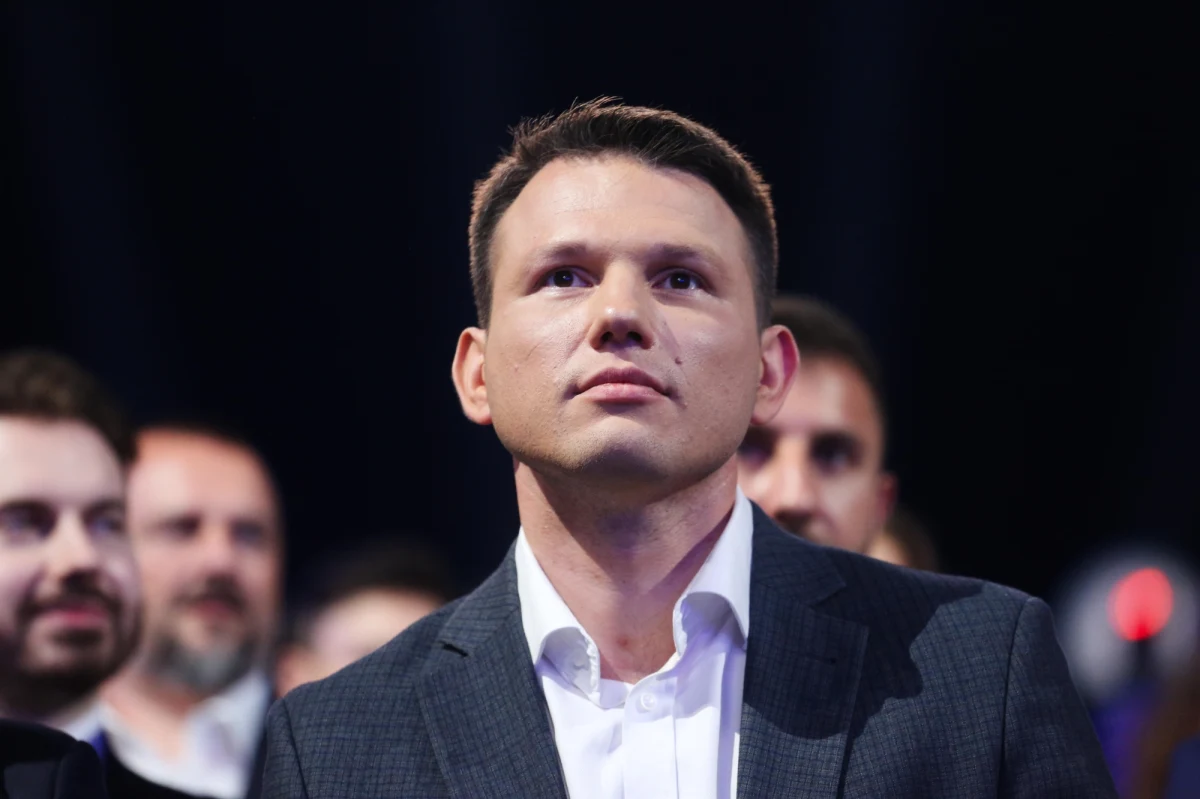 "Wszystko jest na stole" - deklaruje lider Konfederacji mówiąc o możliwej koalicji z PiS lub PO. Warunkiem, który muszą spełnić obecni przeciwnicy polityczni jest realizacja programu gospodarczego partii Sławomira Mentzena. To zmiana w stosunku do postawy, którą Mentzen prezentował jeszcze w ubiegłym tygodniu. Wówczas deklarował, że nie wejdzie w koalicję z żadną partią zasiadającą obecnie w Sejmie.