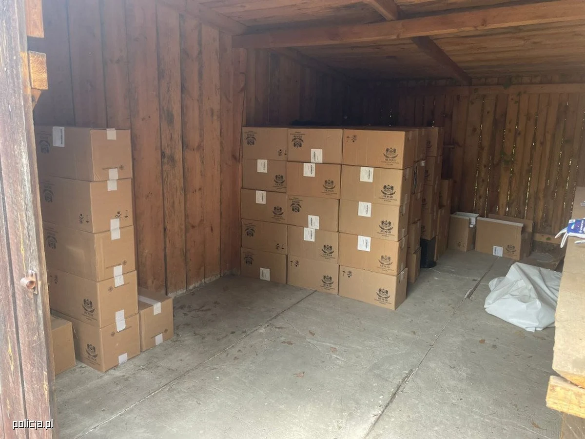 Policjanci stołecznego wydziału do walki z przestępczością gospodarczą przejęli prawie milion sztuk papierosów bez polskich znaków akcyzy skarbowej. Towar został odnaleziony  w samochodzie należącym do 59-letniego mieszkańca Legionowa oraz w wynajmowanym przez niego pomieszczeniu magazynowym.