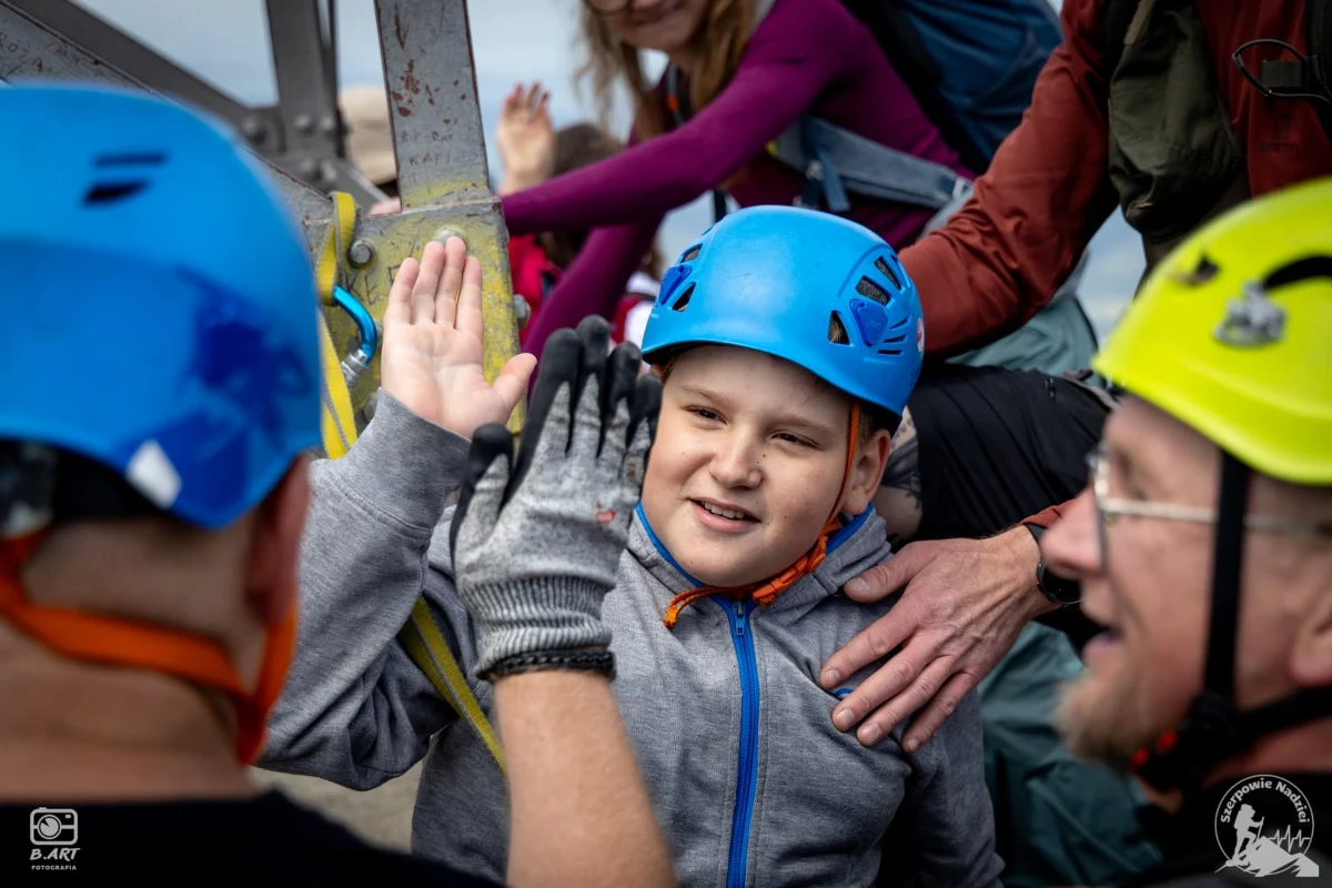Szerpowie Nadziei 2023 to wydarzenie, które odbędzie w dniach 1-3 września. 135 „Skarbów” (podopiecznych) wraz z opiekunami oraz wsparciem 250 wolontariuszy „Szerpów” ruszy w Tatry spełniać swoje marzenia! W ostatni weekend trwały ćwiczenia i szkolenie uczestników. W 2021 roku inicjatywa obejmował zaledwie kilkadziesiąt osób, w 2022 było już niemal 200 osób, a w tym roku projekt Szerpowie Nadziei to wydarzenie, które skupia niemal 500 uczestników!