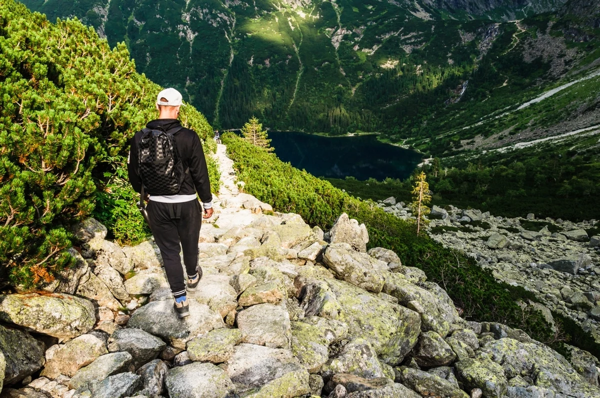 Na drodze do Morskiego Oka zmarł turysta. Mężczyźnie szybkiej pomocy udzielili ratownicy, którzy dotarli na miejsce śmigłowcem, ale nagłe zatrzymanie krążenia spowodowało, że turysty nie udało się uratować.