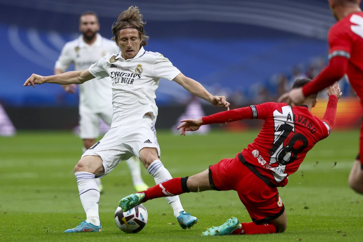 Pomocnik, który ma już w Madrycie status legendy zostaje na kolejny sezon w Realu. Luka Modrić podpisał z Królewskimi nową umowę. Kontrakt będzie obowiązywać do czerwca przyszłego roku.