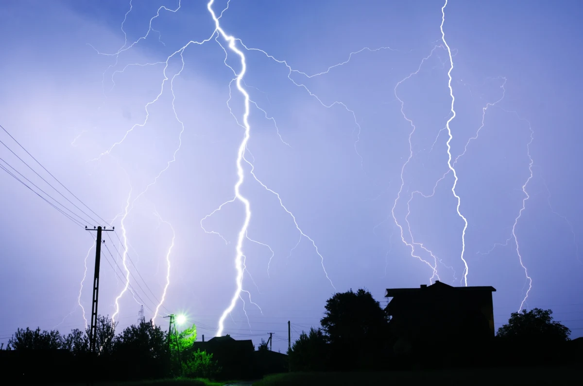 Instytut Meteorologii i Gospodarki Wodnej wydał ostrzeżenia pierwszego stopnia przed burzami z gradem, jakie w nocy z poniedziałku na wtorek wystąpią na ternie całego województwa wielkopolskiego.