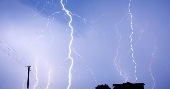 Instytut Meteorologii i Gospodarki Wodnej wydał ostrzeżenia pierwszego stopnia przed burzami z gradem, jakie w nocy z poniedziałku na wtorek wystąpią na ternie całego województwa wielkopolskiego.