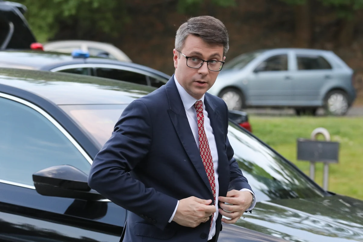 W kolumnie rządowej, która brała udział w niedzielnym wypadku w wypadku w Czajkach jechał premier Mateusz Morawiecki - przyznał dzisiaj rzecznik rządu Piotr Müller. W zderzeniu ucierpiały cztery osoby, w tym dwoje policjantów i dwie osoby z samochodu osobowego, który zderzył się z radiowozem.