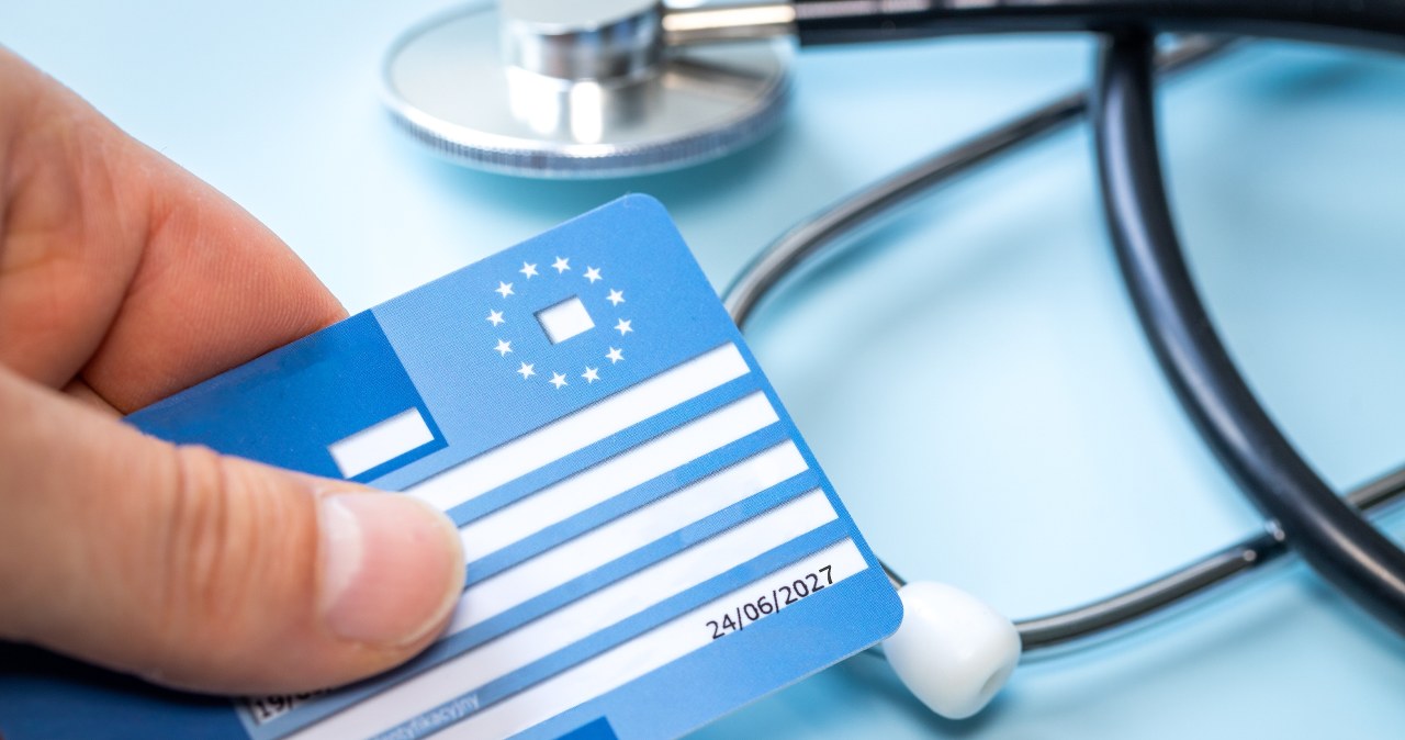Karta, którą należy zabrać na wakacje. Polacy zapominają, potem płaczą i płacą