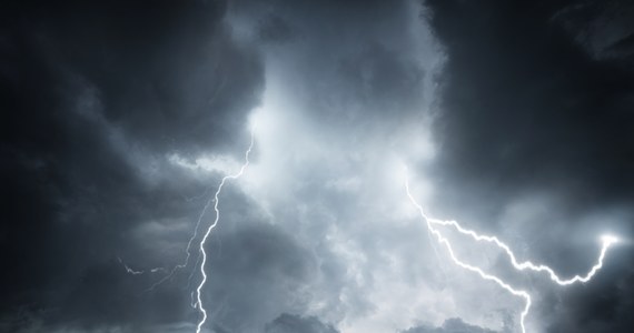 Synoptycy z Instytutu Meteorologii i Gospodarki Wodnej ostrzegają przed burzami z gradem. Alerty wydano dla 12 regionów zachodniej i centralnej Polski. 