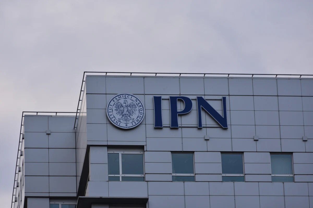 W Dzienniku Ustaw ogłoszono zmiany w ustawie o służbie cywilnej, wprowadzające lustrację nawet 40 tysięcy urzędników państwowych. Związane z nią przepisy i terminy wchodzą w życie już jutro. 