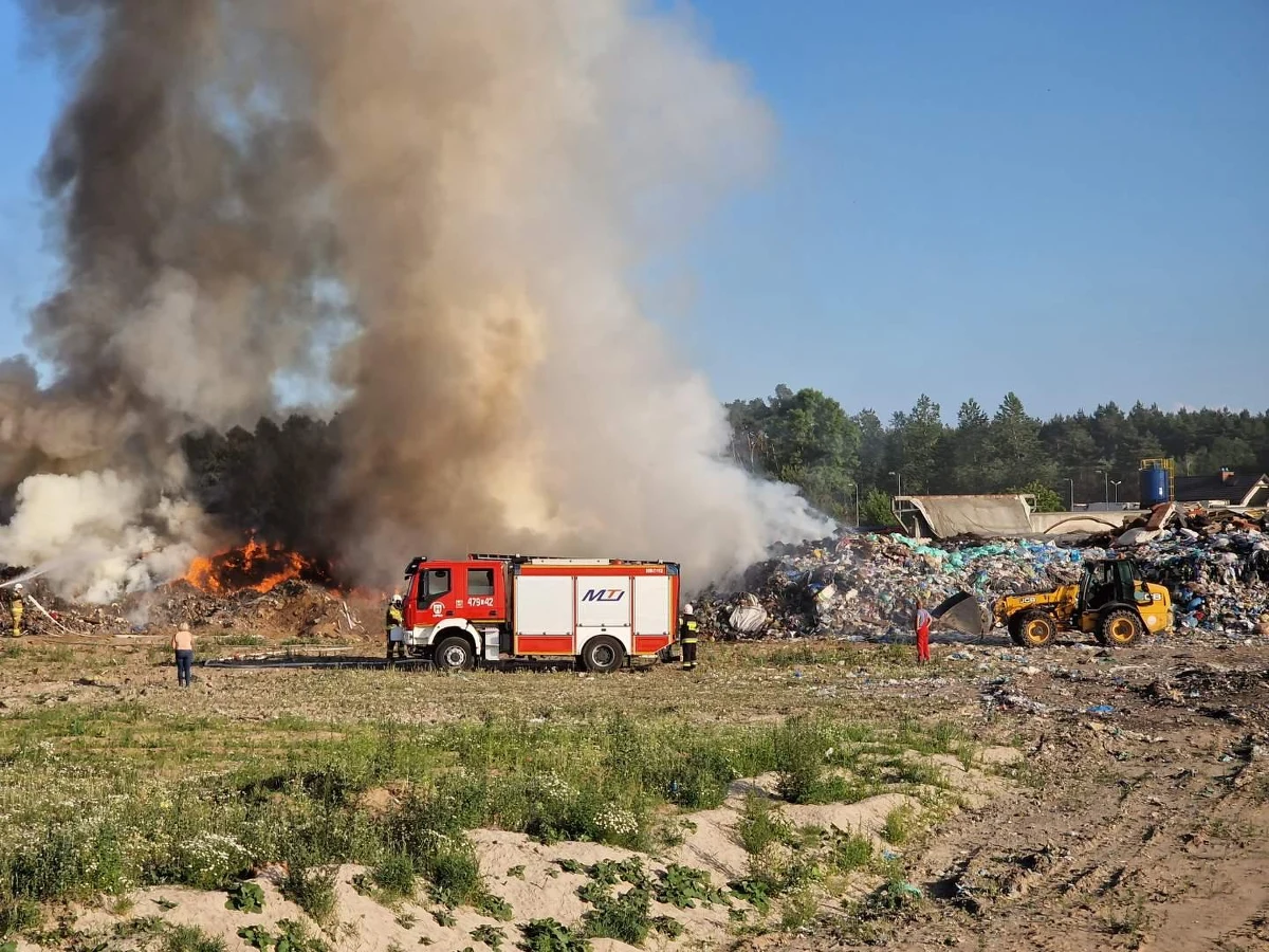 Pożar na terenie wysypiska śmieci w Lipnie w województwie kujawsko-pomorskim. Informujecie nas o tym za pomocą Gorącej Linii RMF FM. Nad miastem unosiły się kłęby dymu, które widać było na zdjęciach nadesłanych od naszego słuchacza.