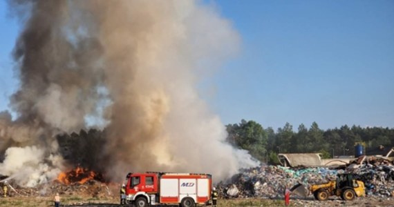 Pożar na terenie wysypiska śmieci w Lipnie w województwie kujawsko-pomorskim. Informujecie nas o tym za pomocą Gorącej Linii RMF FM. Nad miastem unosiły się kłęby dymu, które widać było na zdjęciach nadesłanych od naszego słuchacza.