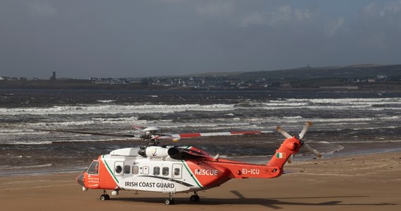 Tragedia w pobliżu irlandzkiego Cork. 34-letnia Polka utonęła, próbując ratować 10-letniego syna, który miał problemy w wodzie. Irlandzkie media poinformowały, że kobieta zdołała dociągnąć dziecko do skał, ale sama została porwana przez silny prąd morski.