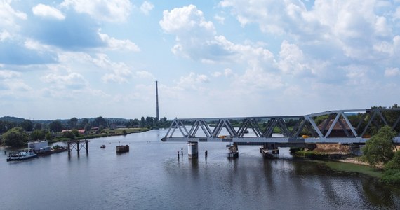 Budowa mostu nad Regalicą w Szczecinie zakończy się zgodnie z planem, czyli na koniec 2023 r. - zapewniło Ministerstwo Infrastruktury. Resort podkreśla, że nowy most zwiększy swobodę żeglugi śródlądowej przy jednoczesnym zapewnieniu ciągłości ruchu kolejowego.