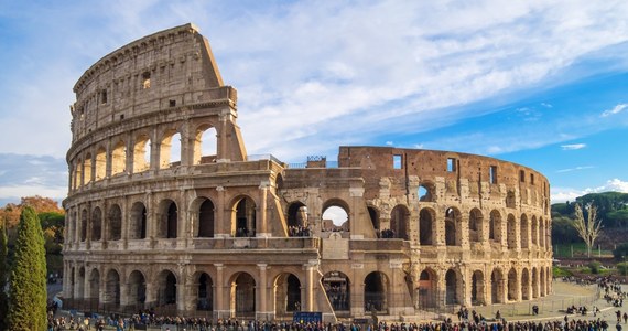 Turysta wyrył kluczem imiona swoje i dziewczyny na murze rzymskiego Koloseum. Nie wiadomo, kim jest. Jeśli zostanie ustalony, grozi mu kara do roku więzienia i od 15 tysięcy do ponad 18 tys. euro grzywny. 