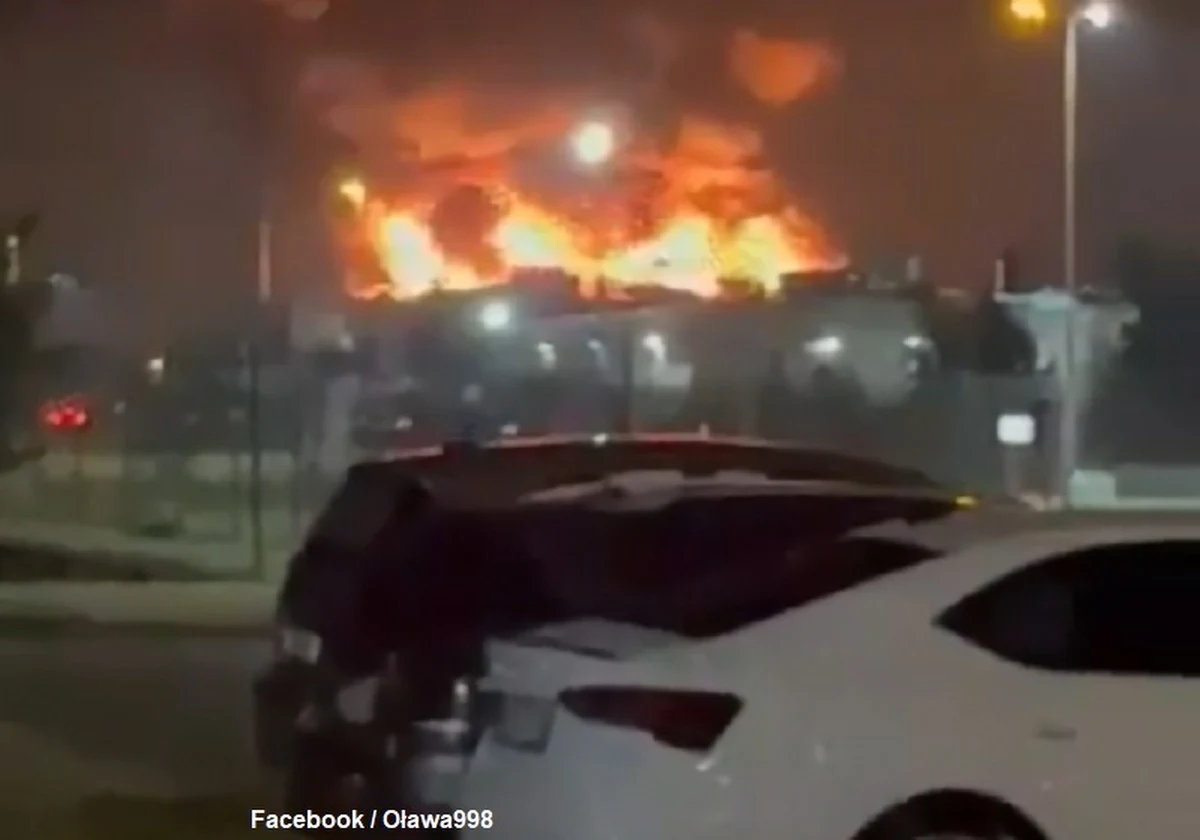 Pożar hali zakładu w Stanowicach koło Oławy na Dolnym Śląsku. Strażacy uratowali drugą halę i biura zakładu. Nikt nie ucierpiał w wyniku pożaru.