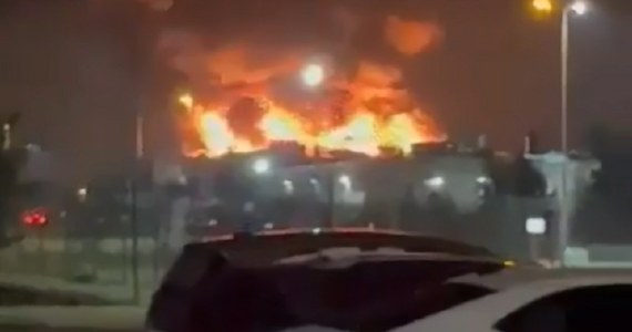 Pożar hali zakładu w Stanowicach koło Oławy na Dolnym Śląsku. Strażacy uratowali drugą halę i biura zakładu. Nikt nie ucierpiał w wyniku pożaru.