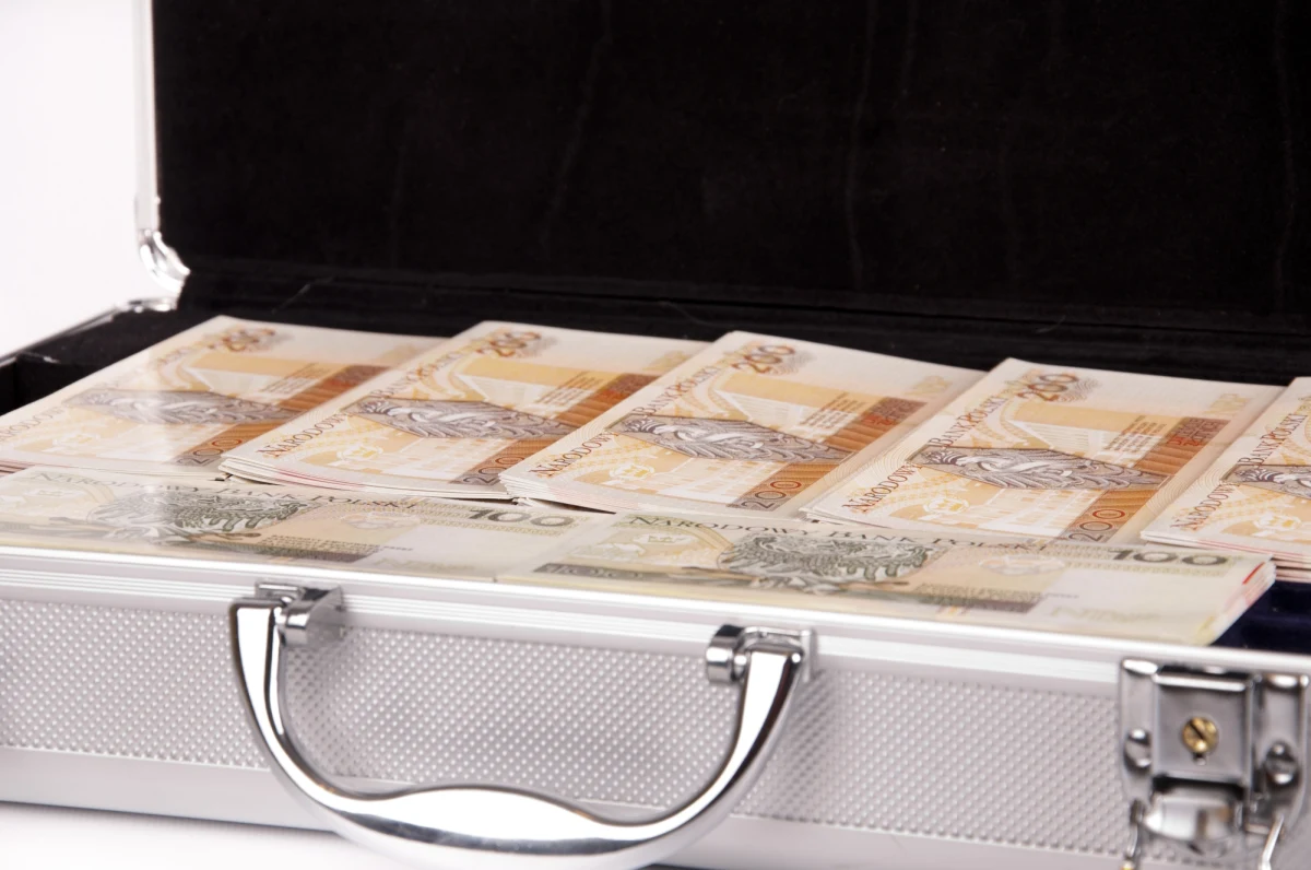 Sześć osób zatrzymało Centralne Biuro Antykorupcyjne w sprawie dotyczącej przyjmowania łapówek przez osoby związane z prowadzeniem postępowania upadłościowego wrocławskiej firmy z branży AGD. Syndyk masy upadłościowej miał przyjąć 2 mln złotych korzyści majątkowej.