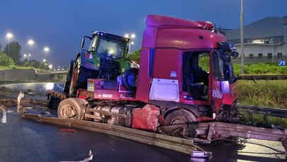 Wypadek na A4. Ciężarówka z traktorem uderzyła w bariery