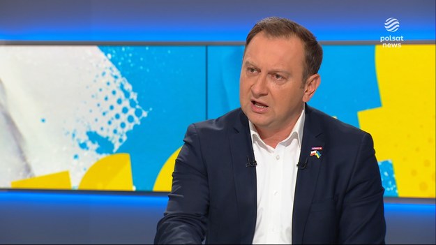 Tomasz Trela z Nowej Lewicy podkreślił w programie ''Graffiti'', że "jako odpowiedzialny facet" podpisuje się pod wszystkim postulatami, które w sobotę wygłosiły posłanki Lewicy. - Cieszę się, że mamy takie kobiety na Lewicy, które walczą o prawa kobiet - dodał. Trela ocenił, że przez osiem lat rządów Prawa i Sprawiedliwości kobiety były tłamszone. - Jedyna formacja polityczna, która chce zadbać o kobiety, która ma program dla kobiet, to Lewica i to pokazały moje koleżanki w sobotę na konwencji – mówił. Polityk odniósł się także do programu 500+, który ma być zwaloryzowany do kwoty 800 zł. - My jesteśmy zdania, że świadczenie powinno być waloryzowane każdego roku. I nie powinno być tak, że "św. Mikołaj", który nazywa się Jarosław Kaczyński z ulicy Nowogrodzkiej, daje 800+. Gdybyśmy mieli od 2016 roku waloryzację tego świadczenia, to dzisiaj wynosiłoby ono około 800 zł i nie nie byłoby żadnej łaski - powiedział.