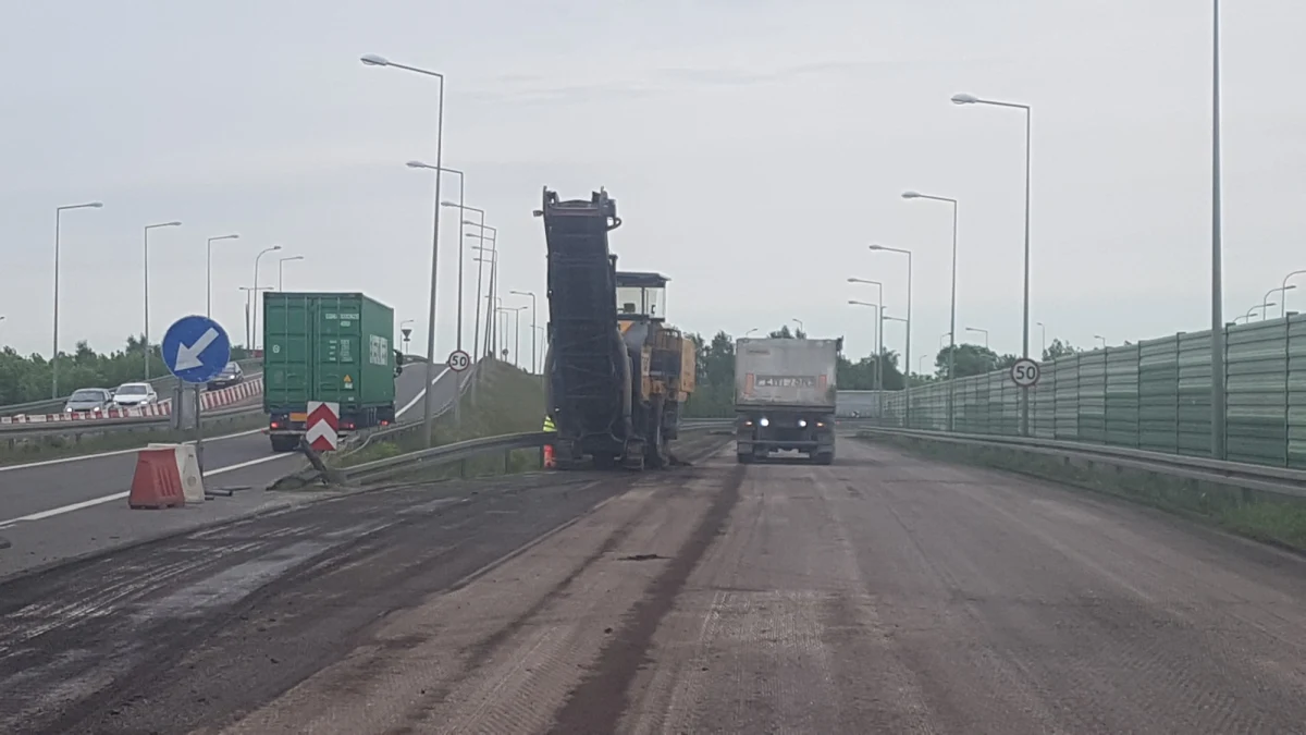 Szykują się poważne utrudnienia na autostradzie A2 w pobliżu Łodzi. Ruszają wakacyjne prace przy wymianie nawierzchni. Kierowcy mogą się spodziewać problemów zarówno na jezdni w stronę Warszawy, jak i w kierunku Poznania. W planach zwężenia i ograniczenia prędkości.