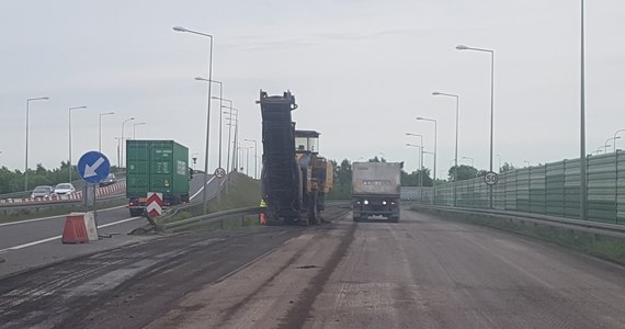 Szykują się poważne utrudnienia na autostradzie A2 w pobliżu Łodzi. Ruszają wakacyjne prace przy wymianie nawierzchni. Kierowcy mogą się spodziewać problemów zarówno na jezdni w stronę Warszawy, jak i w kierunku Poznania. W planach zwężenia i ograniczenia prędkości.