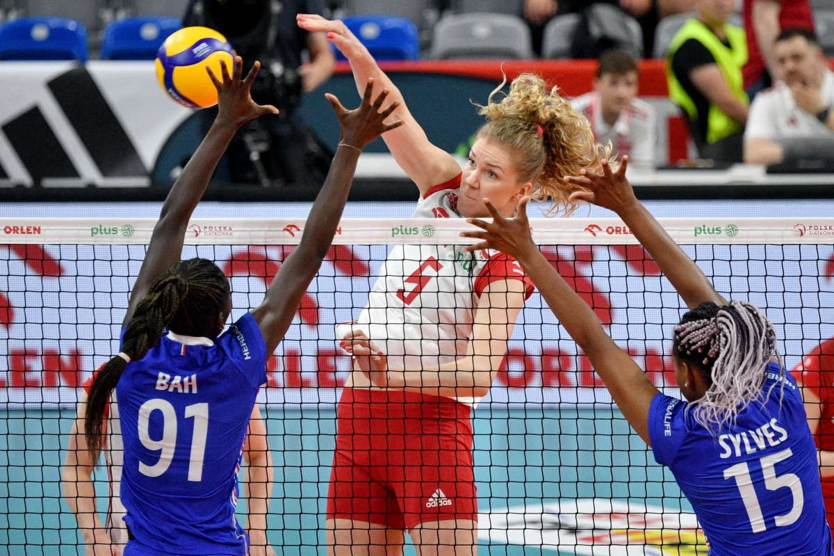 Siedem zwycięstw i tylko jedna porażka – takim dorobkiem mogą pochwalić się polskie siatkarki, które szykują się do kolejnego turnieju. Biało-Czerwone przeniosły się z Chin do Korei Południowej, gdzie już jutro zagrają z reprezentacją USA. Amerykanki są w świetnej formie. Na swoim koncie zgromadziły tyle samo zwycięstw, co siatkarki z Polski. Jutrzejsze starcie będzie zatem walką o prym w Lidze Narodów. Przed tym meczem ze środkową reprezentacji Polski Agnieszką Korneluk rozmawiał Paweł Pawłowski.