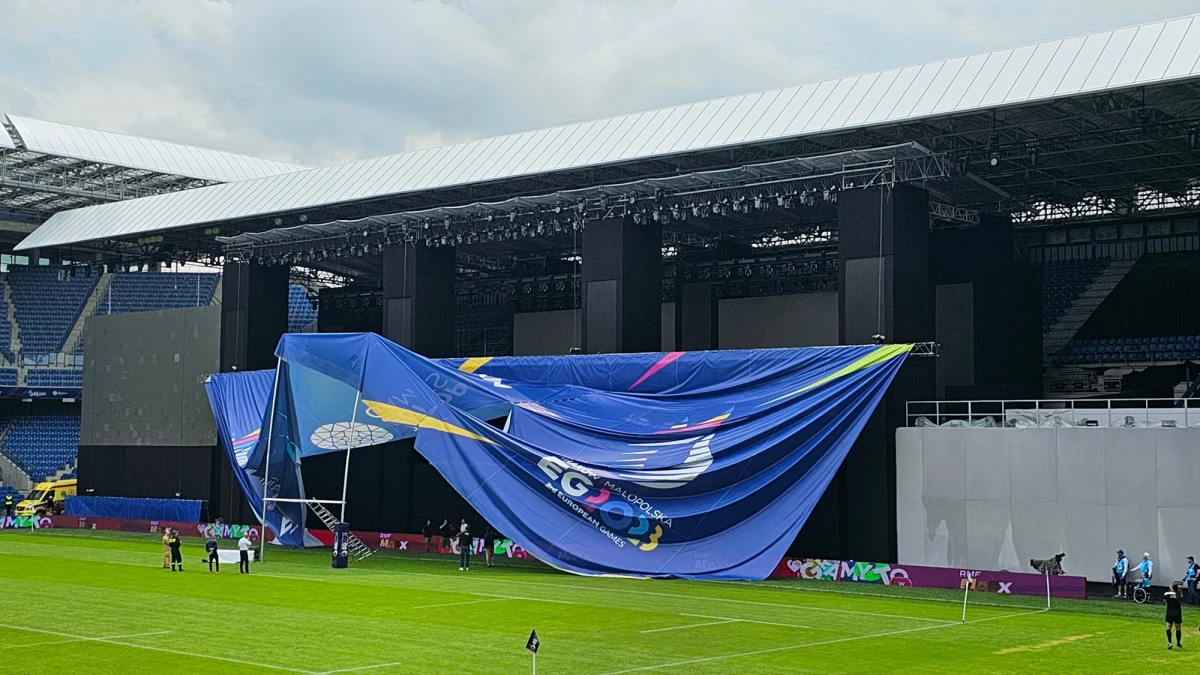 Kapryśna aura zakłóciła dziś rozgrywki rugbystek podczas Igrzysk Europejskich w Krakowie. W czasie meczu płachta reklamowa z powodu silnego wiatru oderwała się od podłoża i zasłoniła jedną z bramek.