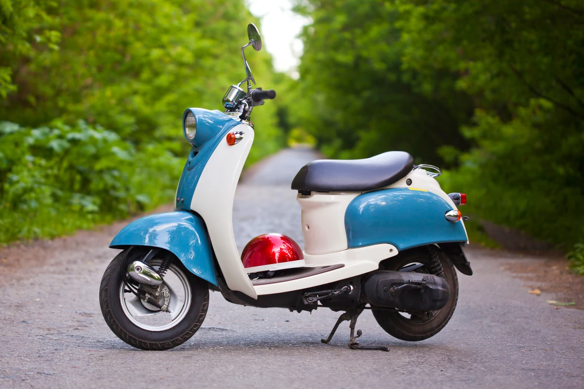 39-latka z Kęt, mając w organizmie 0,8 promila alkoholu, przewoziła na skuterze swoje czteroletnie dziecko. Doszło do zderzenia z osobowym fiatem., w wyniku czego chłopiec doznał stłuczeń i trafił do szpitala – podała we wtorek oświęcimska policja.